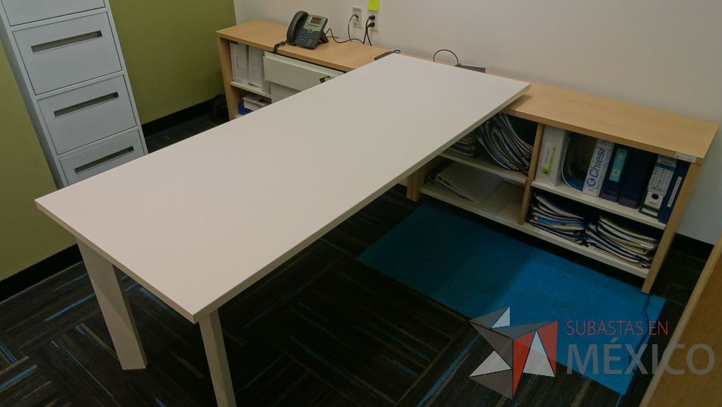 Lote 046 - Escritorio ejecutivo con cubierta blanca soportado por credenza con 8 divisiones, dos puertas y un cajón - Imagen 2