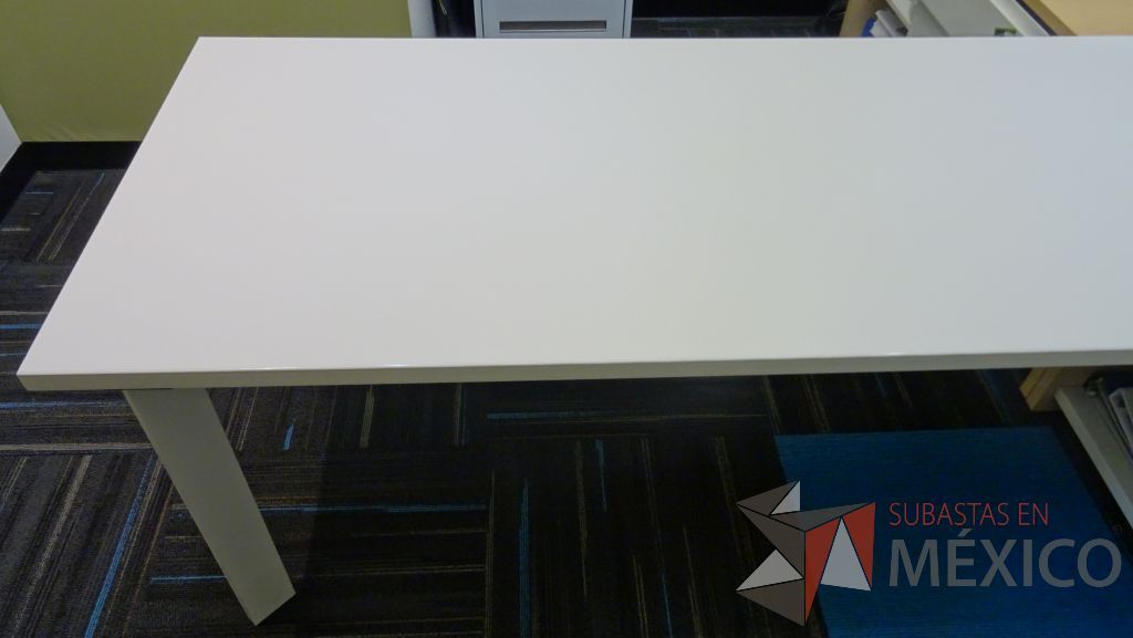 Lote 004 - Escritorio ejecutivo con cubierta blanca soportado por credenza con 8 divisiones, dos puertas y un cajón - Imagen 2