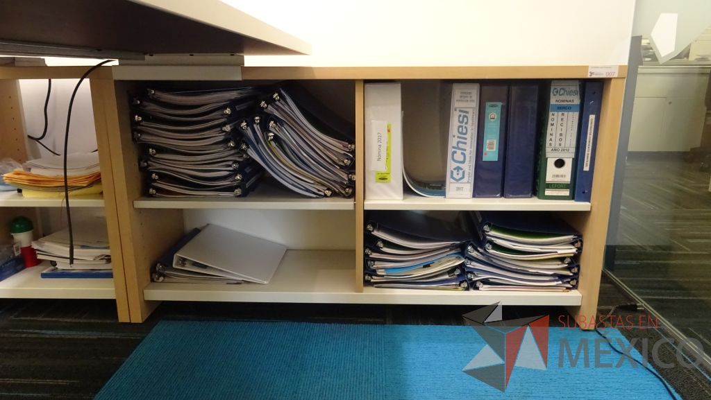 Lote 004 - Escritorio ejecutivo con cubierta blanca soportado por credenza con 8 divisiones, dos puertas y un cajón - Imagen 3