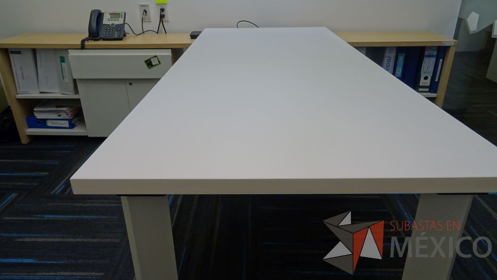 Lote 046 - Escritorio ejecutivo con cubierta blanca soportado por credenza con 8 divisiones, dos puertas y un cajón - Imagen 7