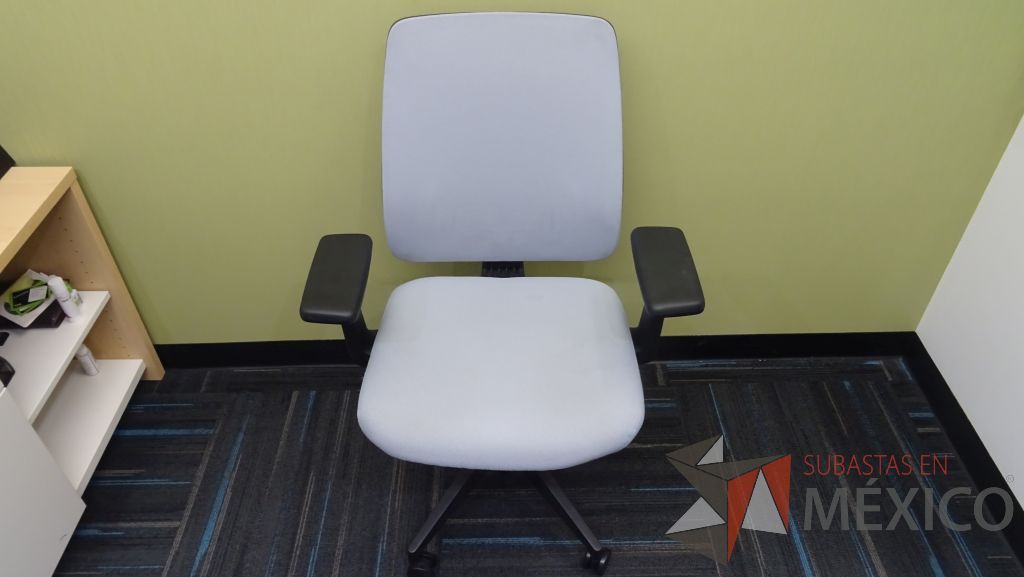 Lote 053 - Silla ejecutiva de tela en color gris con descansabrazos ajustables y ruedas