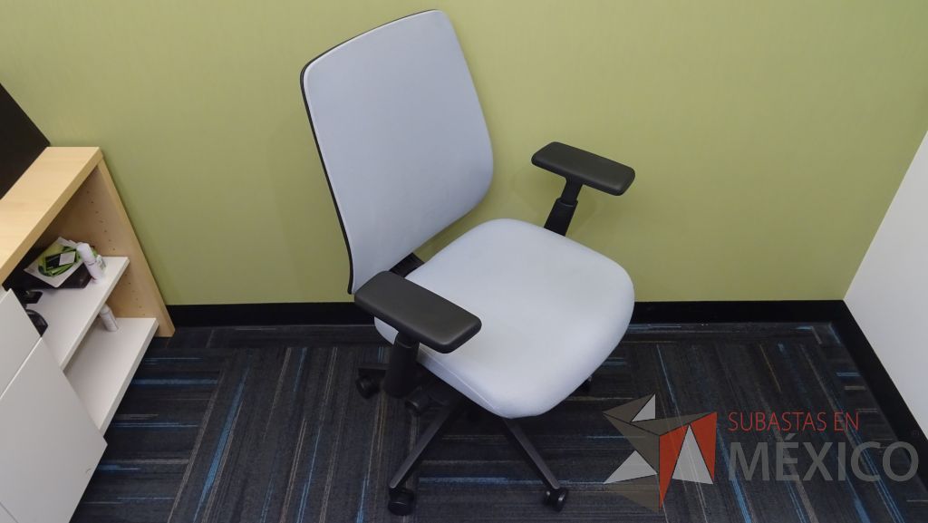 Lote 006 - Silla ejecutiva de tela en color gris con descansabrazos ajustables y ruedas - Imagen 3