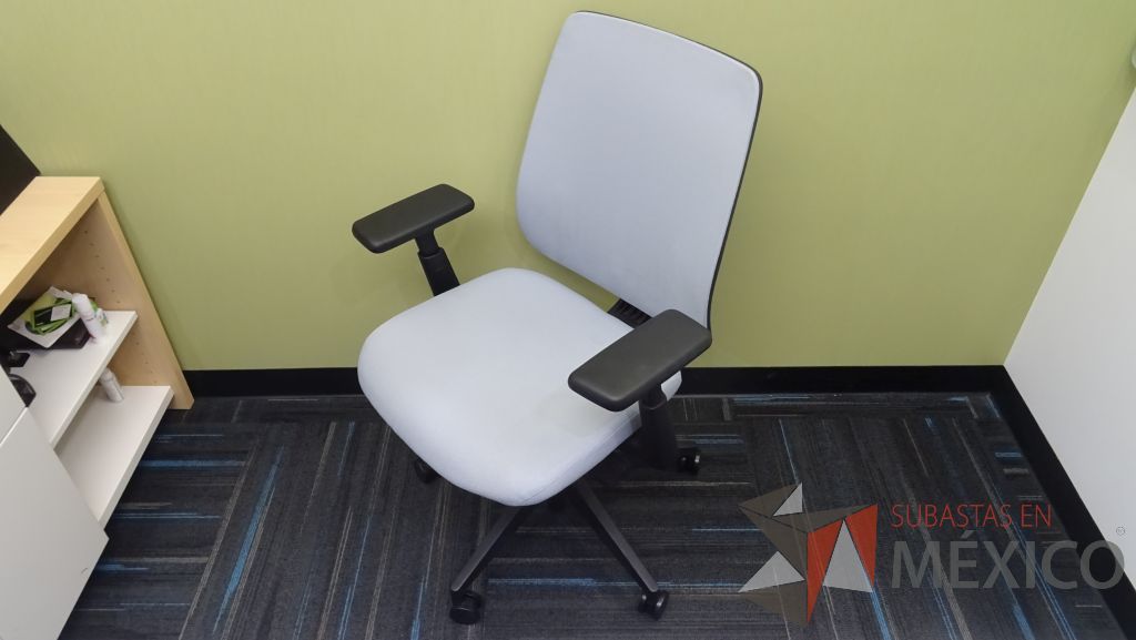Lote 053 - Silla ejecutiva de tela en color gris con descansabrazos ajustables y ruedas - Imagen 6