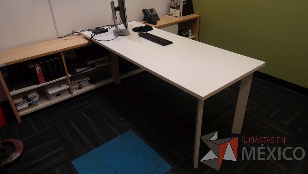Lote 014 - Escritorio ejecutivo con cubierta blanca soportado por credenza con 8 divisiones, dos puertas y un cajón