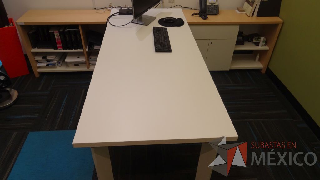 Lote 014 - Escritorio ejecutivo con cubierta blanca soportado por credenza con 8 divisiones, dos puertas y un cajón - Imagen 3