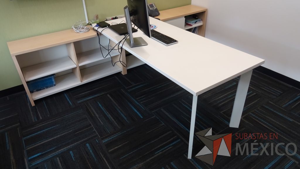 Lote 015 - Oficina de dirección, escritorio con cubierta blanca soportado por credenza con 8 divisiones, dos puertas y un cajón, mesa de trabajo con cubierta circular de color blanco