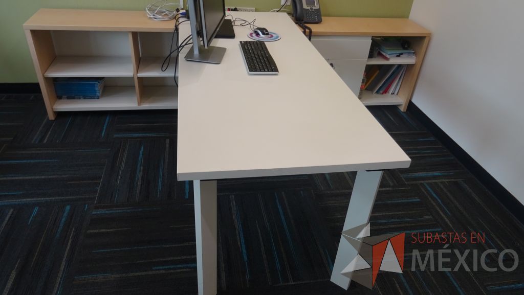 Lote 015 - Oficina de dirección, escritorio con cubierta blanca soportado por credenza con 8 divisiones, dos puertas y un cajón, mesa de trabajo con cubierta circular de color blanco - Imagen 3
