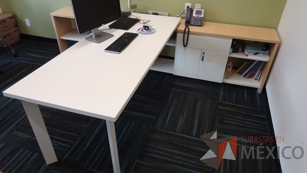 Lote 015 - Oficina de dirección, escritorio con cubierta blanca soportado por credenza con 8 divisiones, dos puertas y un cajón, mesa de trabajo con cubierta circular de color blanco - Imagen 5