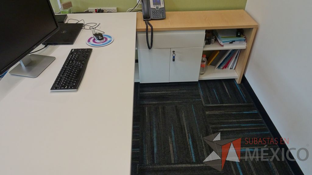 Lote 015 - Oficina de dirección, escritorio con cubierta blanca soportado por credenza con 8 divisiones, dos puertas y un cajón, mesa de trabajo con cubierta circular de color blanco - Imagen 6