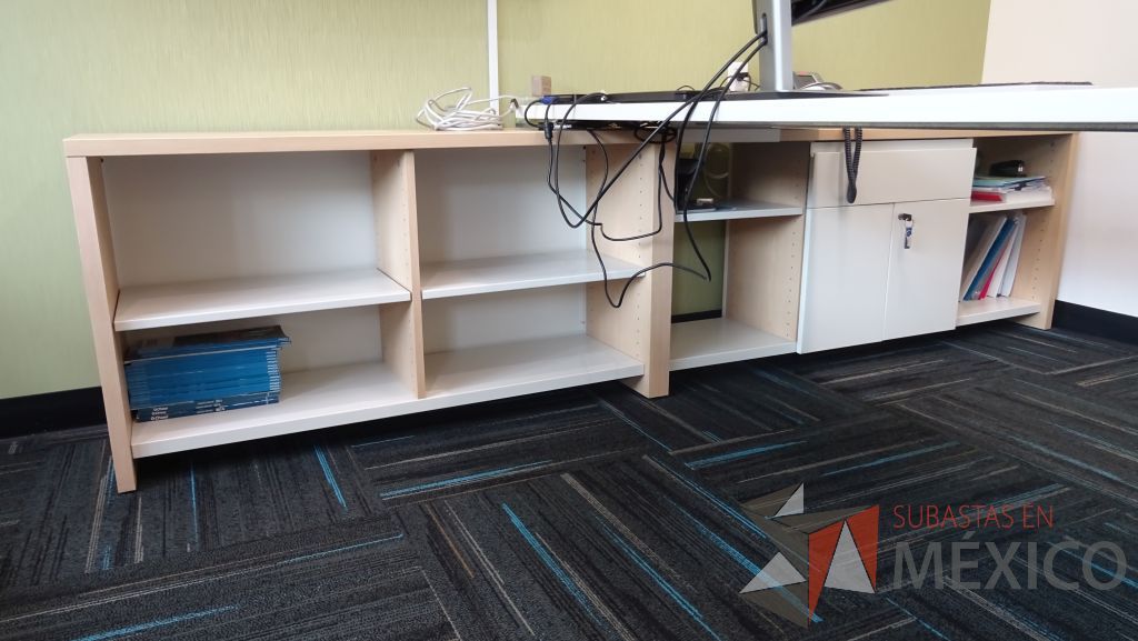 Lote 015 - Oficina de dirección, escritorio con cubierta blanca soportado por credenza con 8 divisiones, dos puertas y un cajón, mesa de trabajo con cubierta circular de color blanco - Imagen 8
