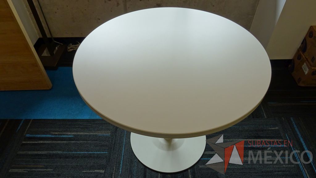Lote 015 - Oficina de dirección, escritorio con cubierta blanca soportado por credenza con 8 divisiones, dos puertas y un cajón, mesa de trabajo con cubierta circular de color blanco - Imagen 2