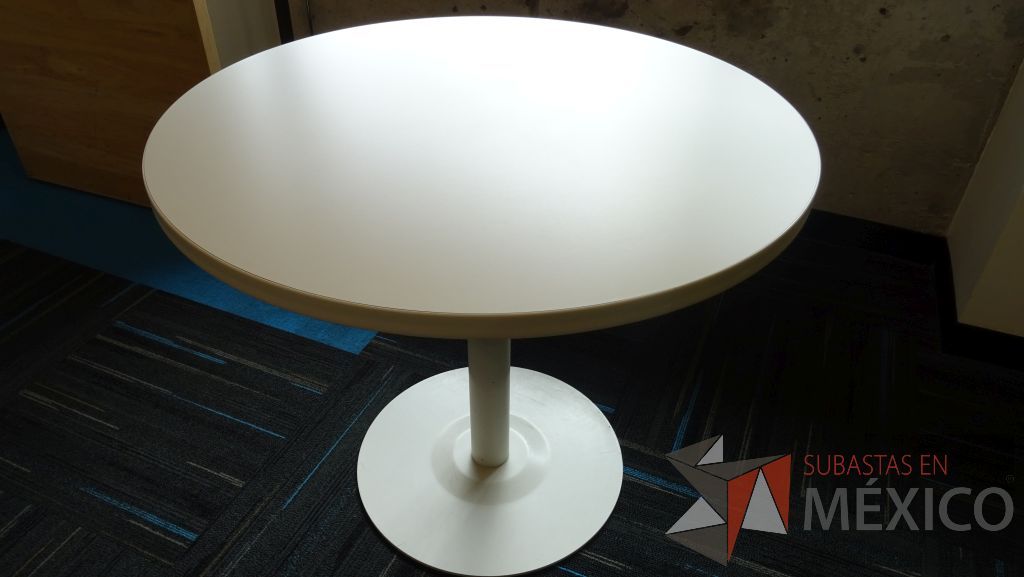 Lote 015 - Oficina de dirección, escritorio con cubierta blanca soportado por credenza con 8 divisiones, dos puertas y un cajón, mesa de trabajo con cubierta circular de color blanco - Imagen 9