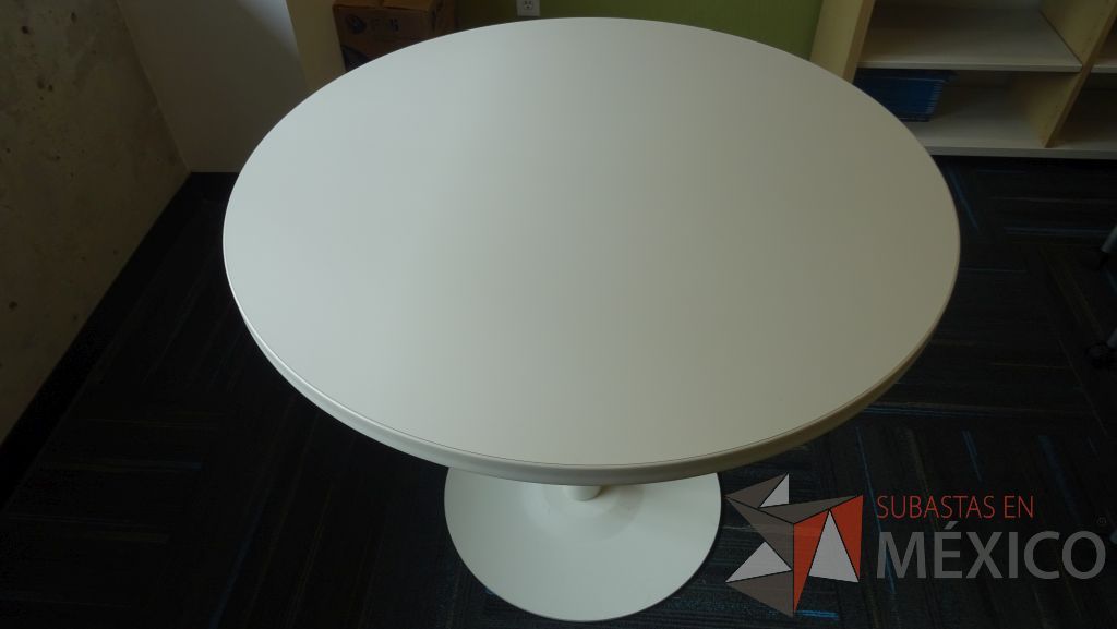 Lote 015 - Oficina de dirección, escritorio con cubierta blanca soportado por credenza con 8 divisiones, dos puertas y un cajón, mesa de trabajo con cubierta circular de color blanco - Imagen 4
