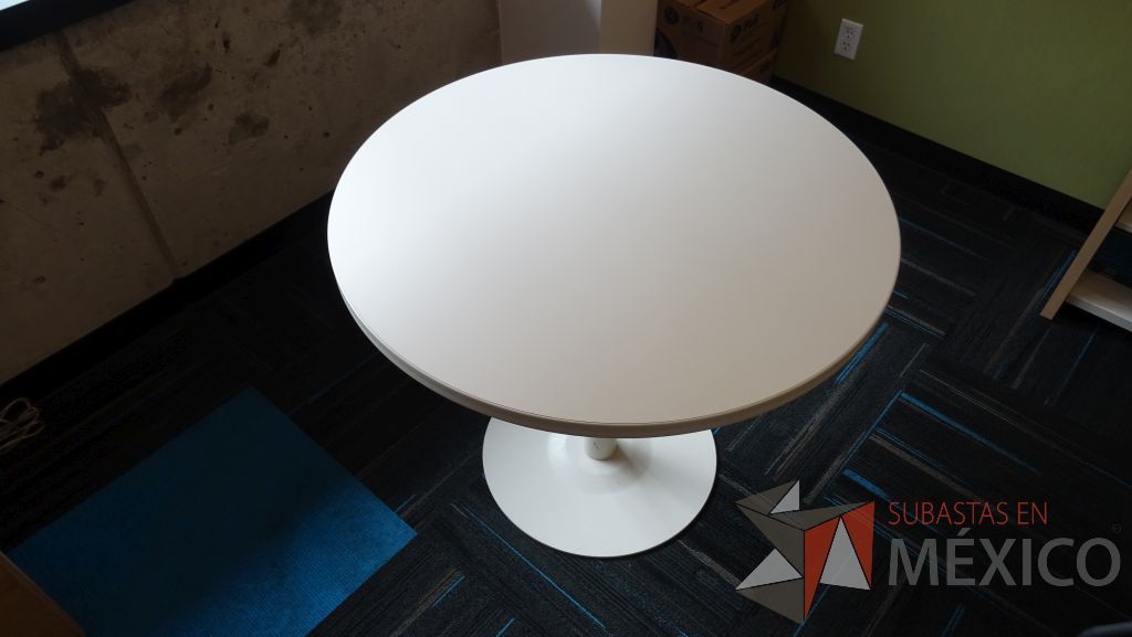 Lote 015 - Oficina de dirección, escritorio con cubierta blanca soportado por credenza con 8 divisiones, dos puertas y un cajón, mesa de trabajo con cubierta circular de color blanco - Imagen 7