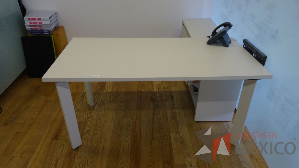 Lote 082 - Escritorio operativo en escuadra soportado por credenza de dos puertas y un cajón