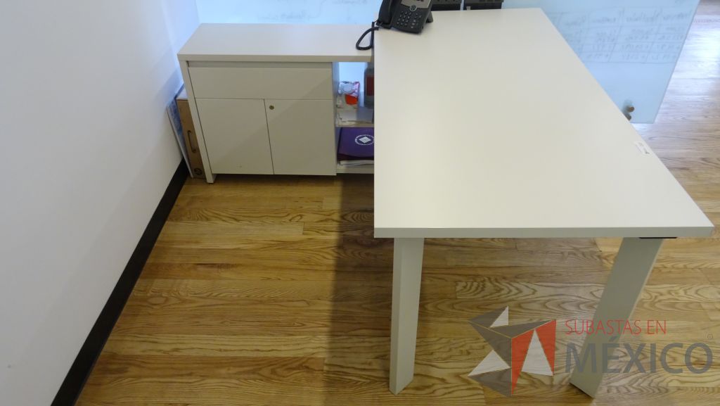 Lote 032 - Escritorio operativo en escuadra soportado por credenza de dos puertas y un cajón - Imagen 2