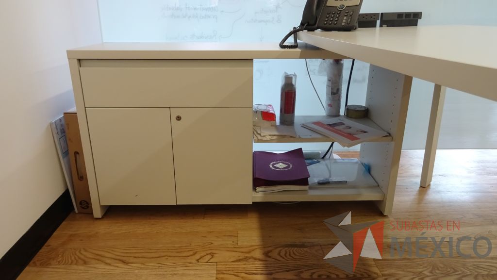 Lote 032 - Escritorio operativo en escuadra soportado por credenza de dos puertas y un cajón - Imagen 3