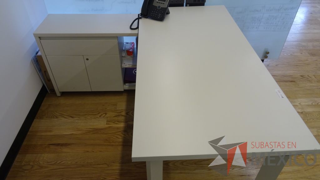 Lote 082 - Escritorio operativo en escuadra soportado por credenza de dos puertas y un cajón - Imagen 4