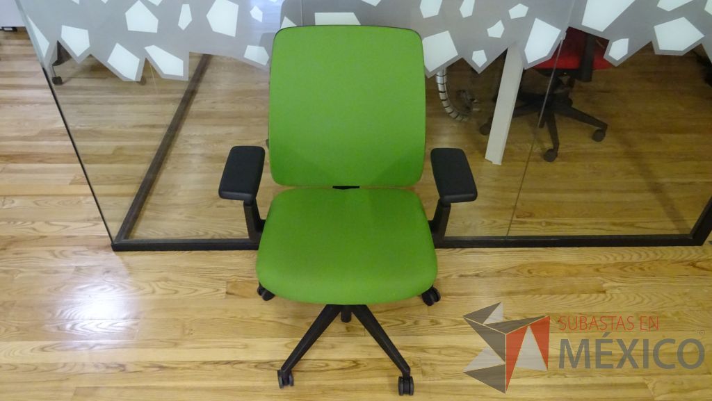 Lote 037 - Silla ejecutiva de tela en color verde con descansabrazos ajustables y ruedas