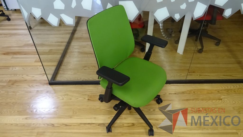 Lote 037 - Silla ejecutiva de tela en color verde con descansabrazos ajustables y ruedas - Imagen 2