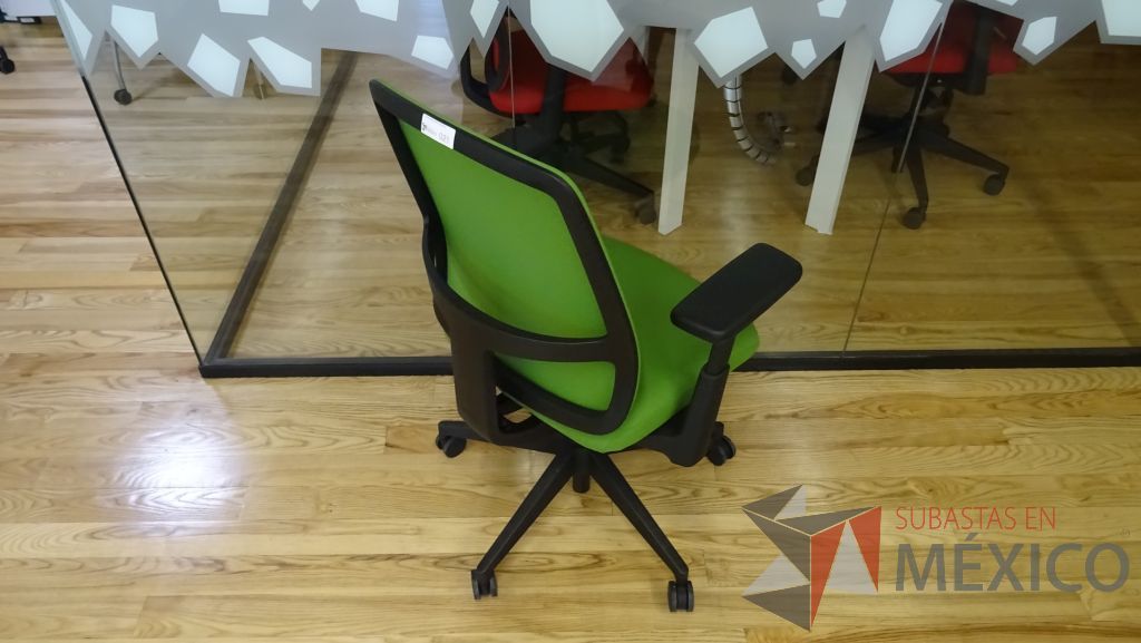 Lote 037 - Silla ejecutiva de tela en color verde con descansabrazos ajustables y ruedas - Imagen 3