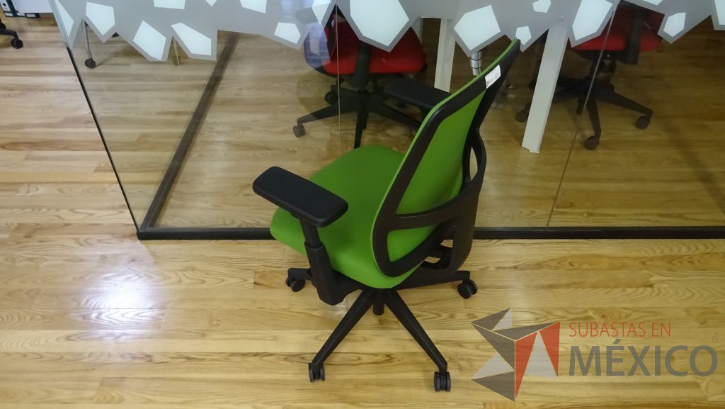 Lote 037 - Silla ejecutiva de tela en color verde con descansabrazos ajustables y ruedas - Imagen 4