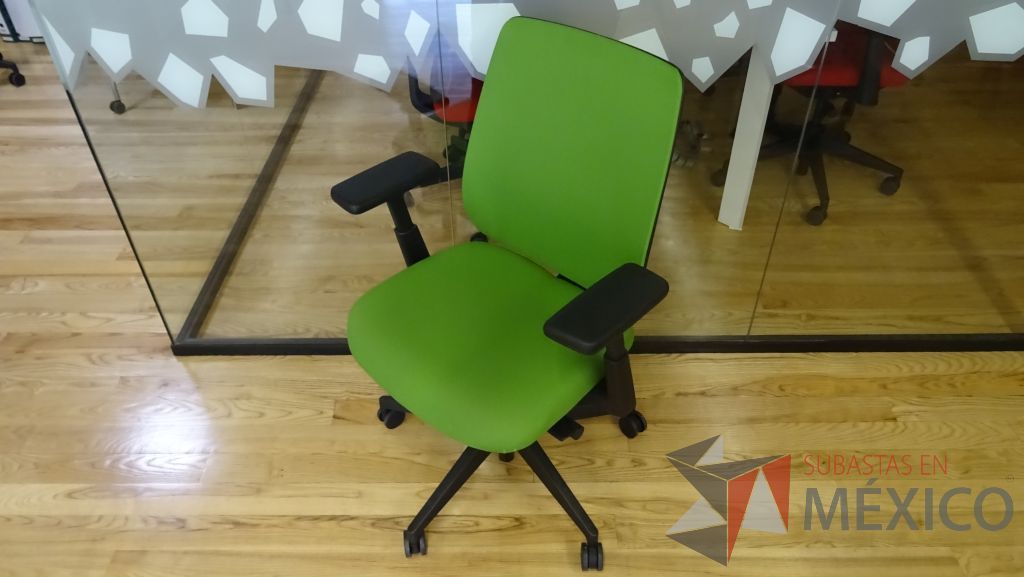 Lote 037 - Silla ejecutiva de tela en color verde con descansabrazos ajustables y ruedas - Imagen 5