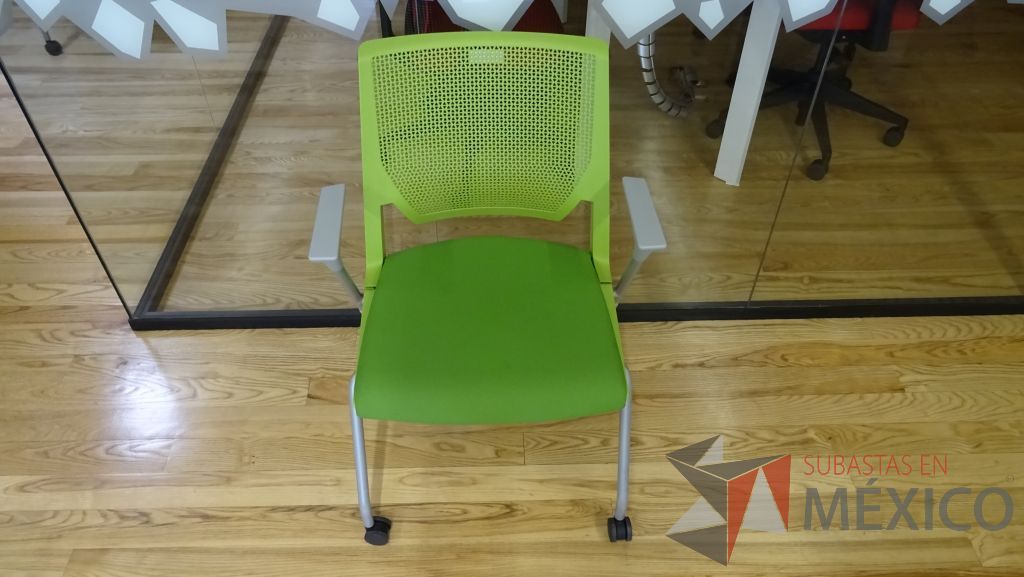Lote 038 - 2 Sillas de visita en color verde con respaldo de plástico, asiento de tela, descansabrazos y ruedas