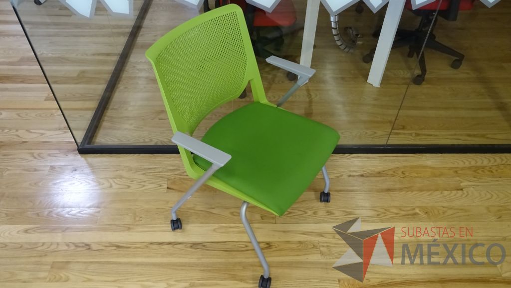Lote 038 - 2 Sillas de visita en color verde con respaldo de plástico, asiento de tela, descansabrazos y ruedas - Imagen 2