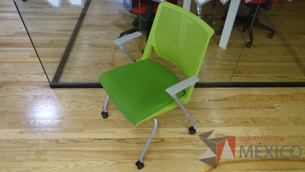 Lote 038 - 2 Sillas de visita en color verde con respaldo de plástico, asiento de tela, descansabrazos y ruedas - Imagen 3