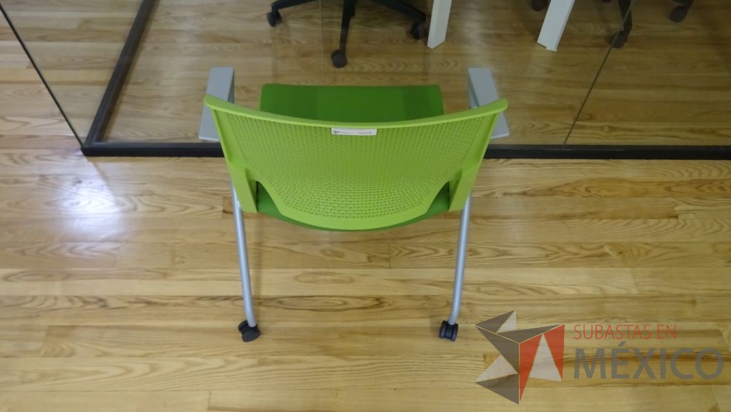 Lote 038 - 2 Sillas de visita en color verde con respaldo de plástico, asiento de tela, descansabrazos y ruedas - Imagen 4