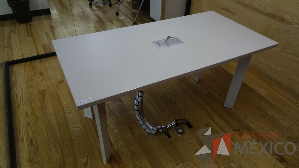 Lote 013 - Mesa de trabajo para 6 personas con conectores, cubierta color blanco y con patas metálicas