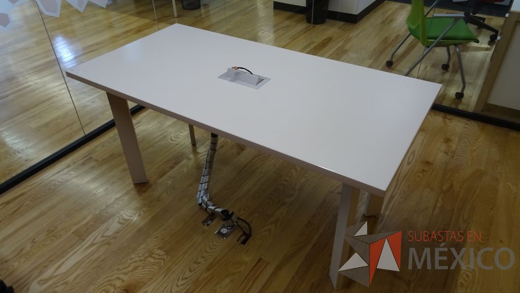 Lote 013 - Mesa de trabajo para 6 personas con conectores, cubierta color blanco y con patas metálicas - Imagen 3