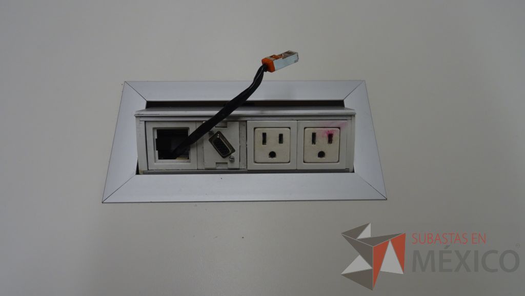 Lote 013 - Mesa de trabajo para 6 personas con conectores, cubierta color blanco y con patas metálicas - Imagen 5