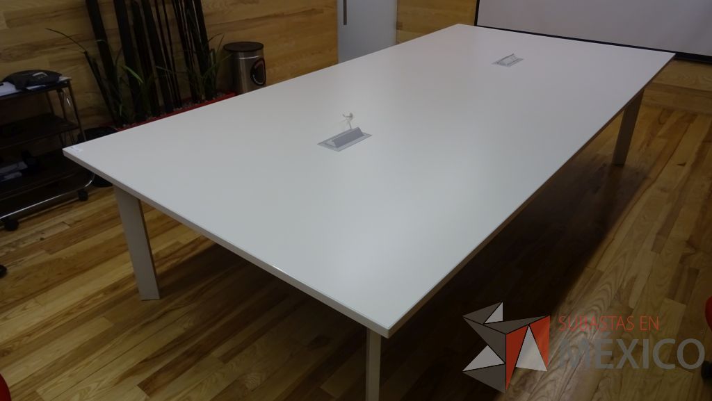 Lote 041 - Mesa de trabajo para 12 personas con conectores, cubierta color blanco y con patas metálicas - Imagen 2