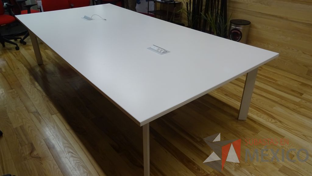 Lote 041 - Mesa de trabajo para 12 personas con conectores, cubierta color blanco y con patas metálicas - Imagen 5
