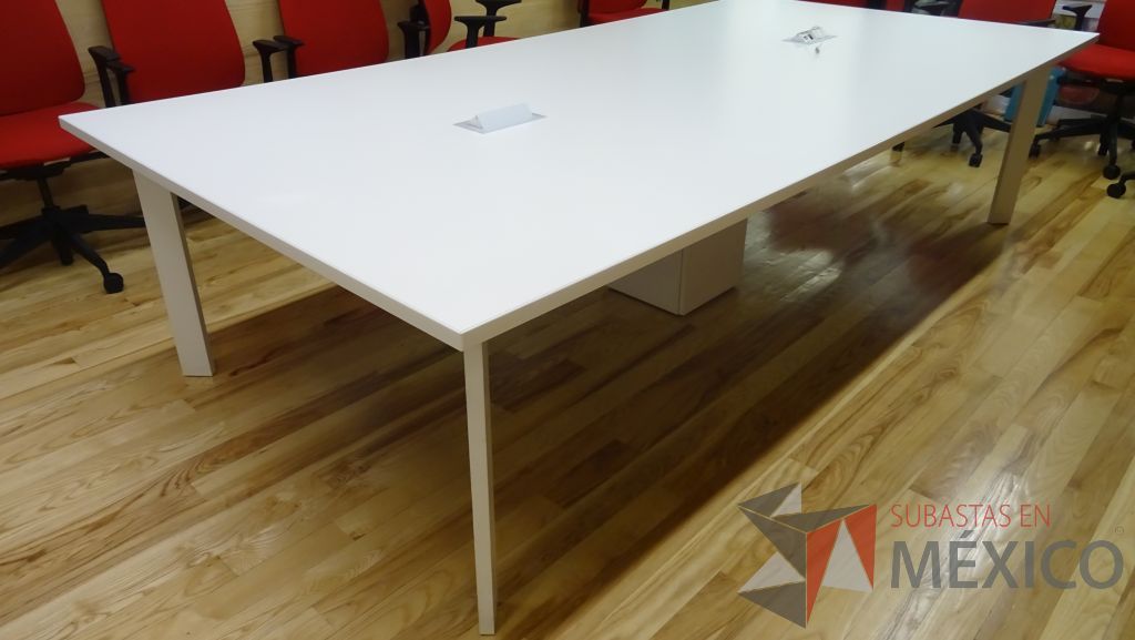 Lote 041 - Mesa de trabajo para 12 personas con conectores, cubierta color blanco y con patas metálicas