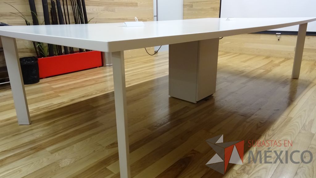 Lote 041 - Mesa de trabajo para 12 personas con conectores, cubierta color blanco y con patas metálicas - Imagen 3