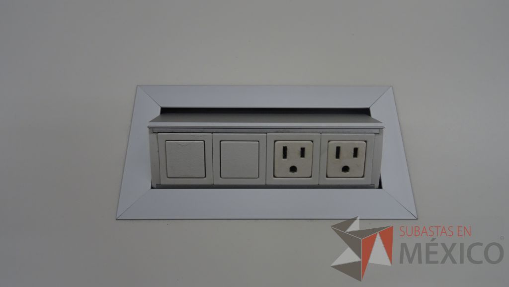 Lote 041 - Mesa de trabajo para 12 personas con conectores, cubierta color blanco y con patas metálicas - Imagen 4