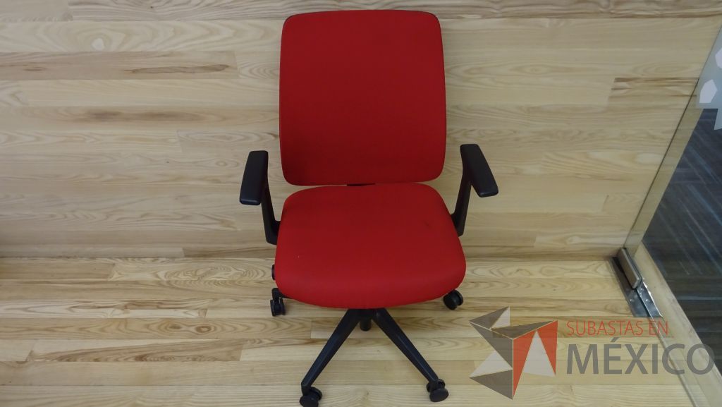 Lote 081 - Silla ejecutiva de tela en color rojo con descansabrazos ajustables y ruedas