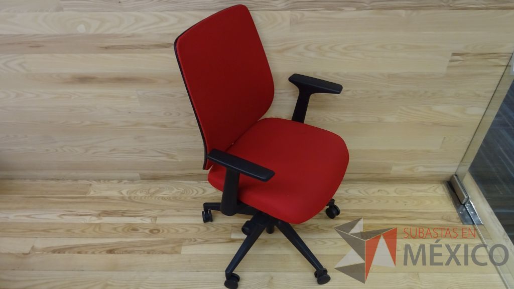 Lote 081 - Silla ejecutiva de tela en color rojo con descansabrazos ajustables y ruedas - Imagen 2