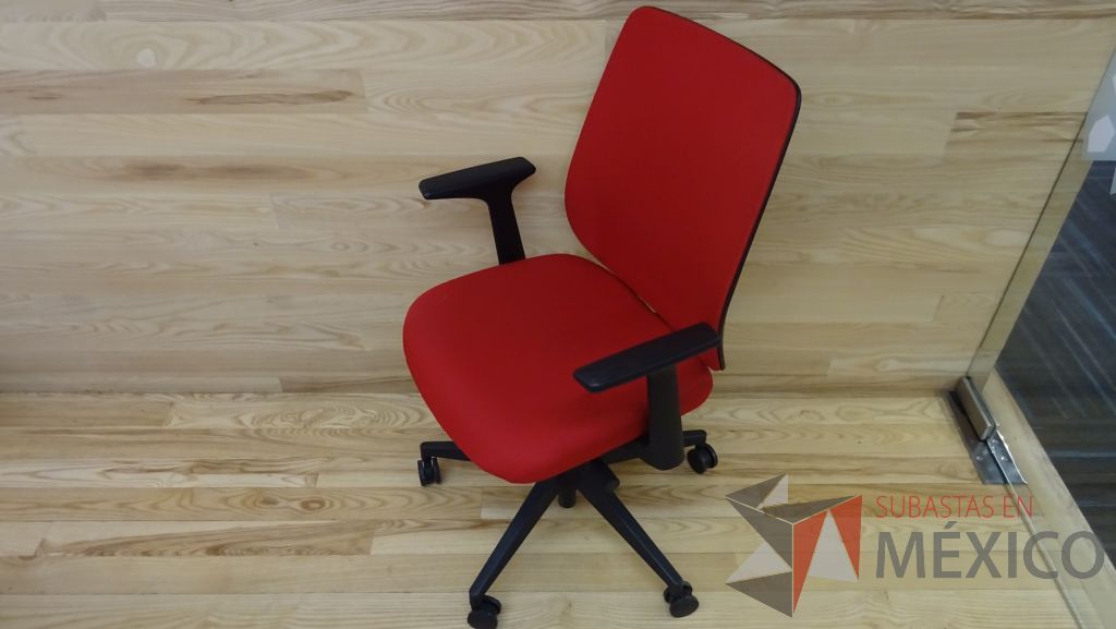 Lote 081 - Silla ejecutiva de tela en color rojo con descansabrazos ajustables y ruedas - Imagen 3