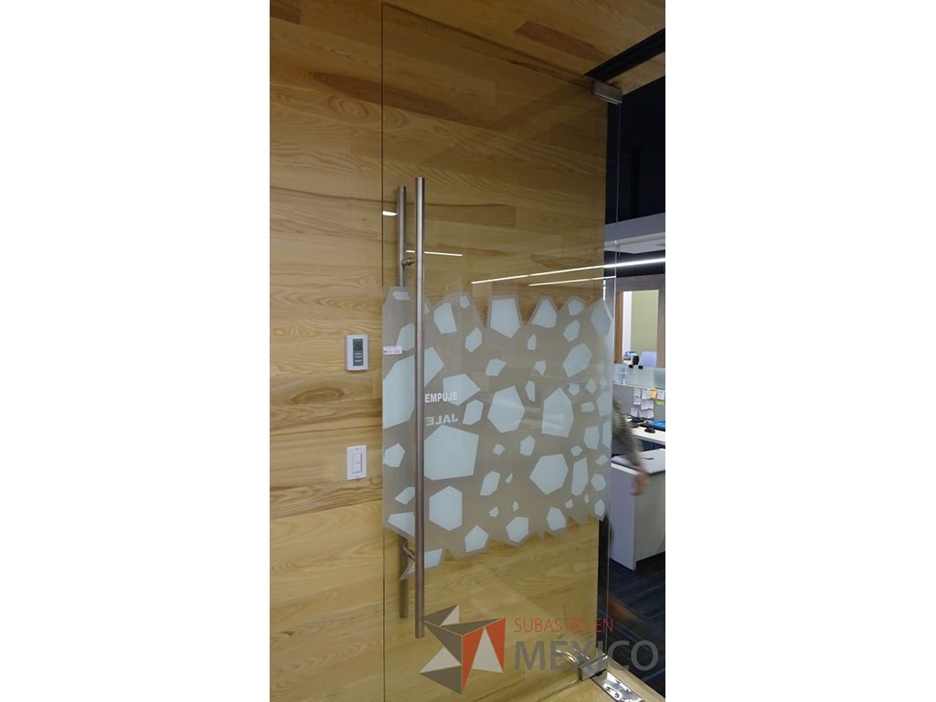 Lote 050 - Puerta de vidrio para oficina con jaladeras tubulares de metal