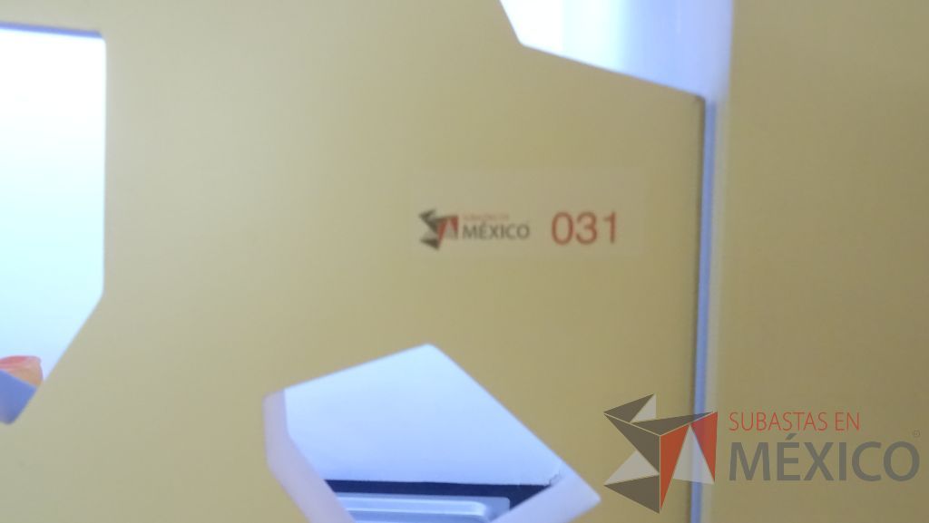 Lote 051 - Puerta de madera corrediza en color blanco con riel metálico - Imagen 2