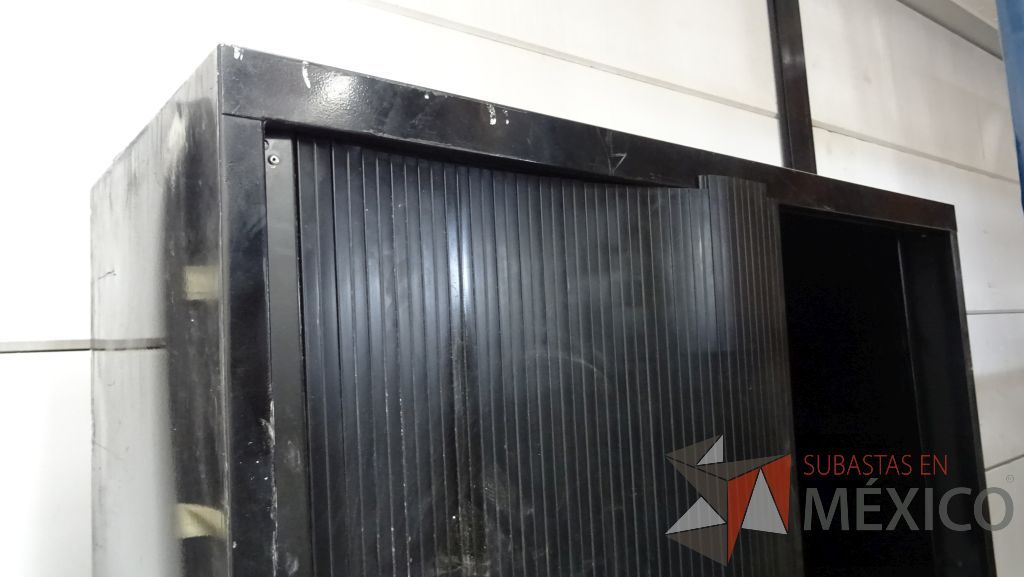 Lote 005 - Gabinete metálico en color negro con 3 separaciones y puerta corrediza