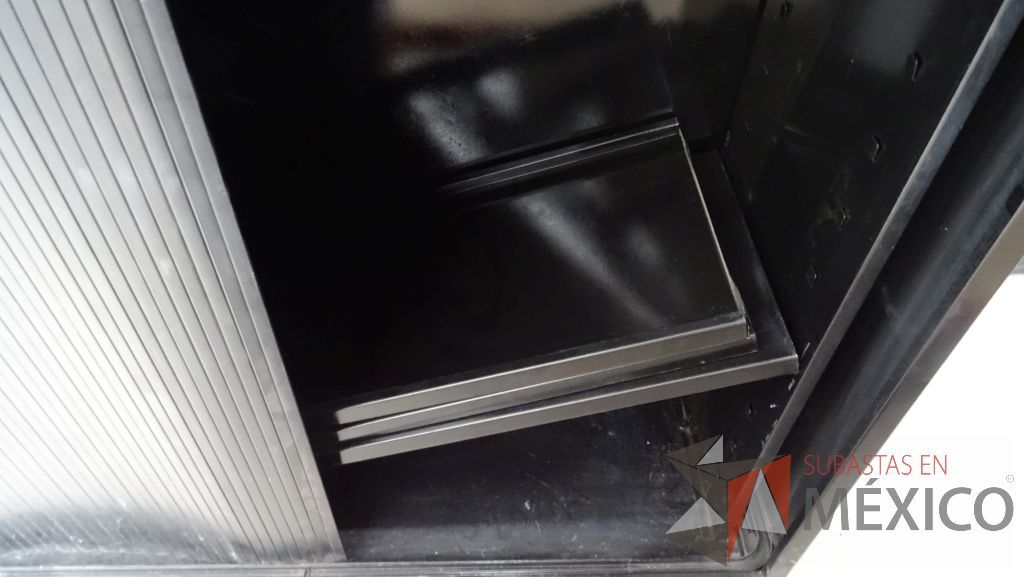 Lote 005 - Gabinete metálico en color negro con 3 separaciones y puerta corrediza - Imagen 3