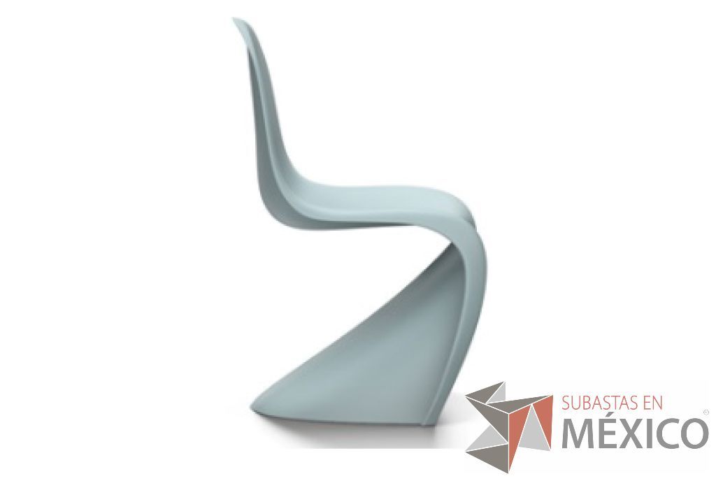 Lote 121 - Panton gris glacial. Silla de polipropileno teñido, en acabado mate.