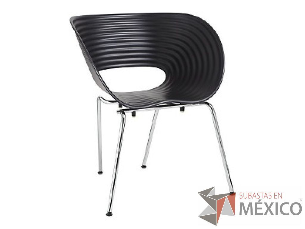 Lote 002 - Tomvac negra. Asiento de estructura corrugada de polipropileno teñido.