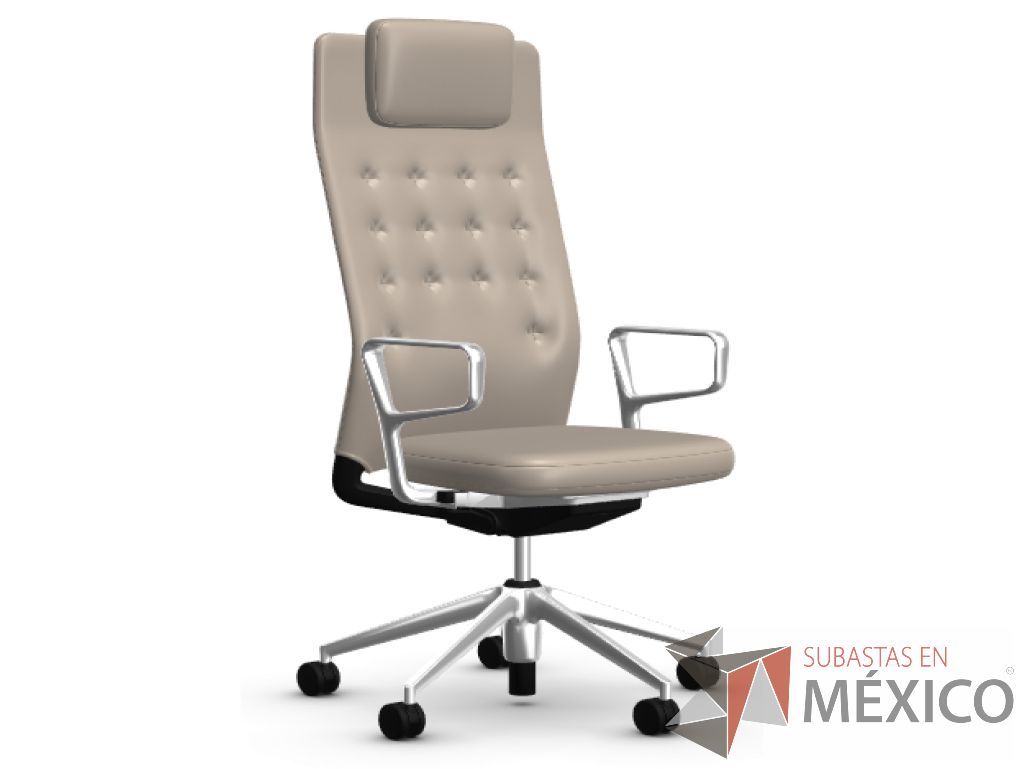 Lote 028 - Id Trim large. Con respaldo alto y asiento en piel color arena, brazos de anillo, ajuste de altura mediante piston neumático, soporte lumbar, ajuste de tensión de respaldo.