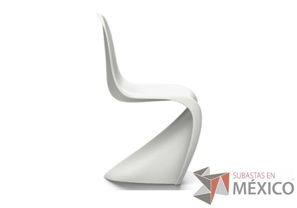 Lote 068 - Panton blanca. Silla de polipropileno teñido, en acabado mate. También adecuada para su uso al aire libre.